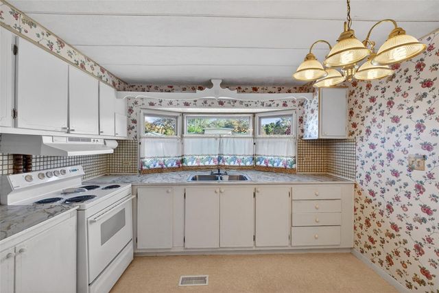 39136 FLORA AVENUE, Zephyrhills, FL 33542