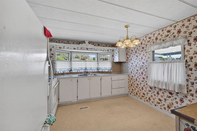 39136 FLORA AVENUE, Zephyrhills, FL 33542