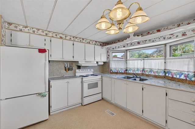 39136 FLORA AVENUE, Zephyrhills, FL 33542