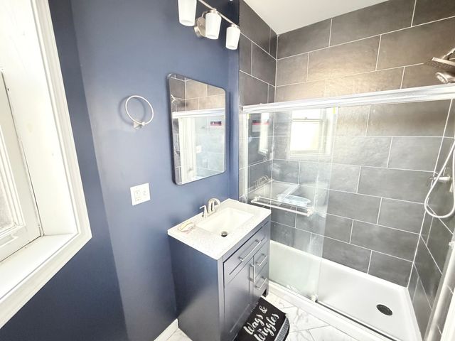 2717 W Peterson Avenue 2F, Chicago, IL 60659