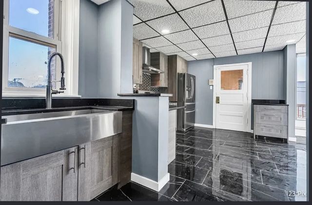 2717 W Peterson Avenue 2F, Chicago, IL 60659