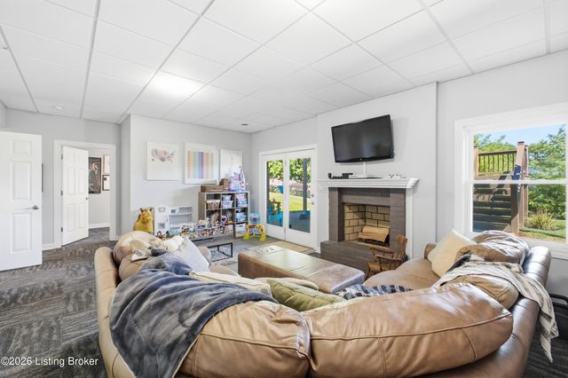 401 Wickfield Dr, Louisville, KY 40245