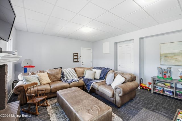 401 Wickfield Dr, Louisville, KY 40245