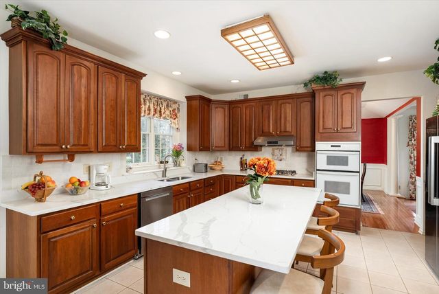 4 BERGEN DR, Cranbury, NJ 08512