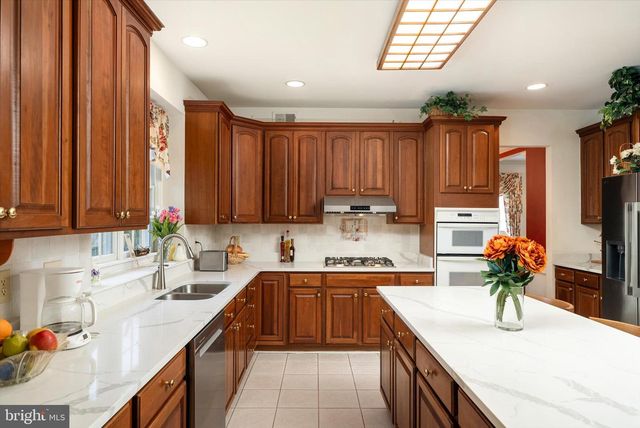 4 BERGEN DR, Cranbury, NJ 08512