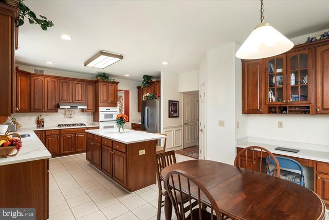 4 BERGEN DR, Cranbury, NJ 08512