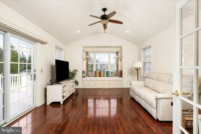 4 BERGEN DR, Cranbury, NJ 08512