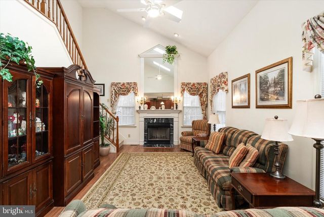 4 BERGEN DR, Cranbury, NJ 08512