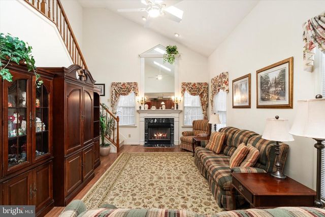 4 BERGEN DR, Cranbury, NJ 08512