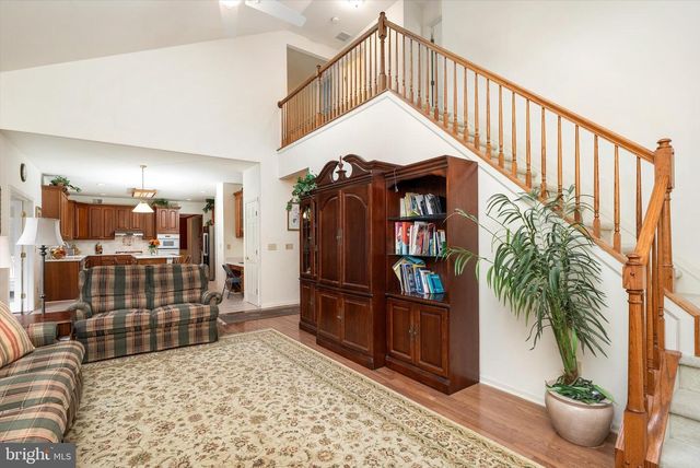 4 BERGEN DR, Cranbury, NJ 08512