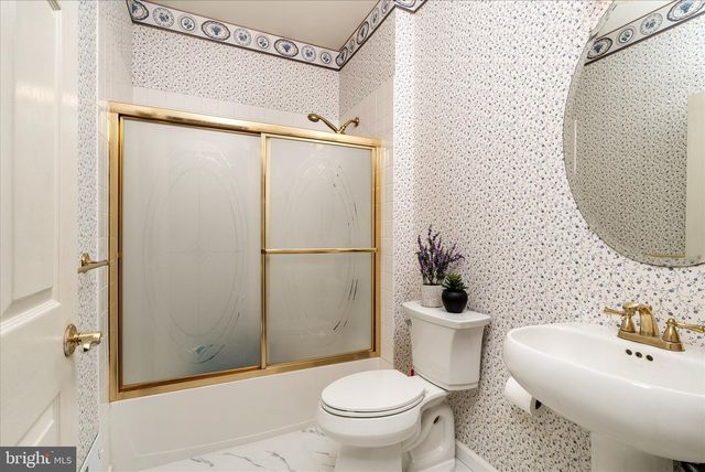 4 BERGEN DR, Cranbury, NJ 08512