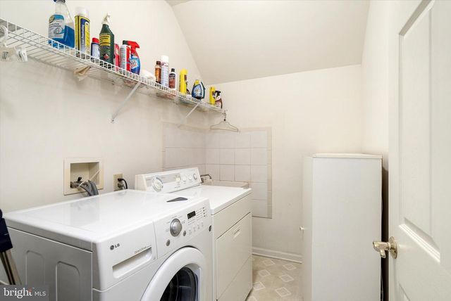 4 BERGEN DR, Cranbury, NJ 08512