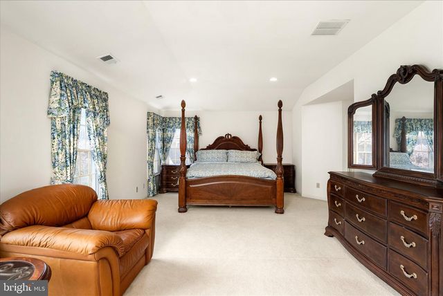 4 BERGEN DR, Cranbury, NJ 08512