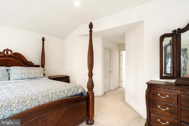 4 BERGEN DR, Cranbury, NJ 08512