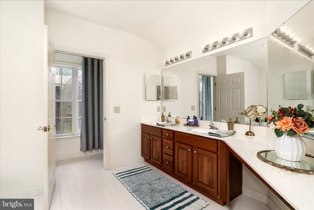 4 BERGEN DR, Cranbury, NJ 08512