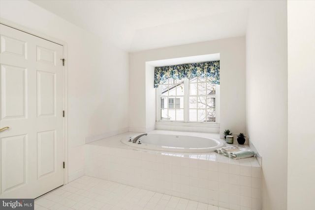 4 BERGEN DR, Cranbury, NJ 08512