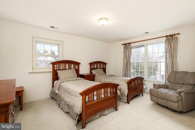 4 BERGEN DR, Cranbury, NJ 08512