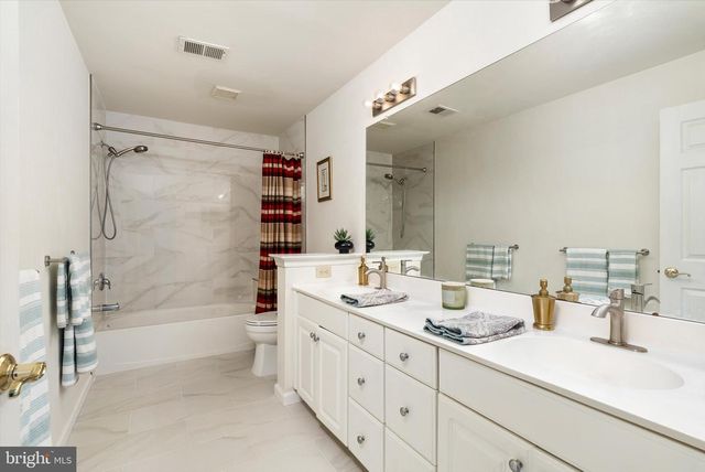 4 BERGEN DR, Cranbury, NJ 08512