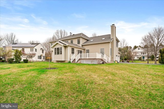 4 BERGEN DR, Cranbury, NJ 08512