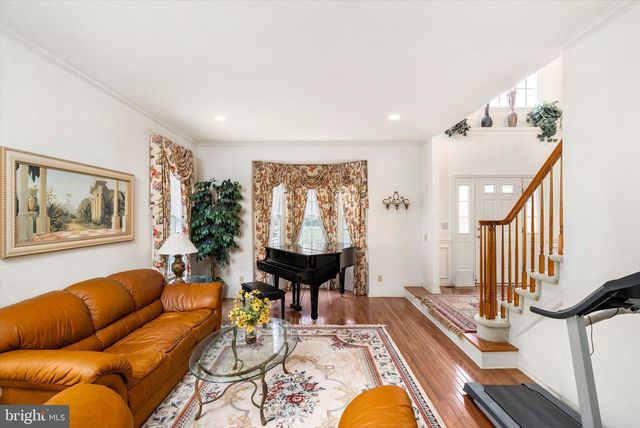 4 BERGEN DR, Cranbury, NJ 08512