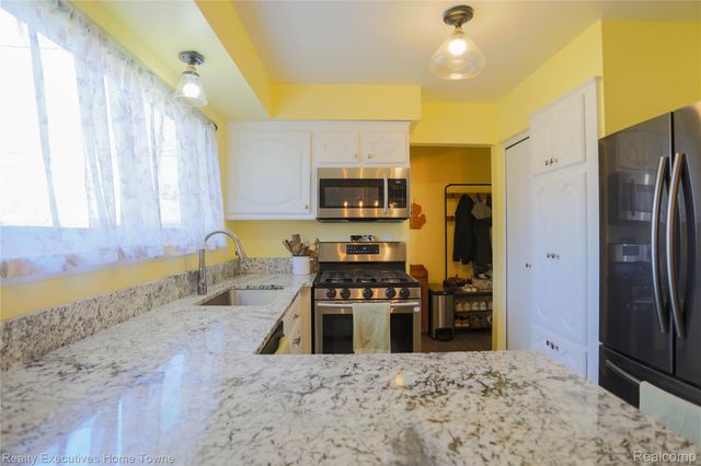 29847 Palomino Drive, Warren, MI 48093