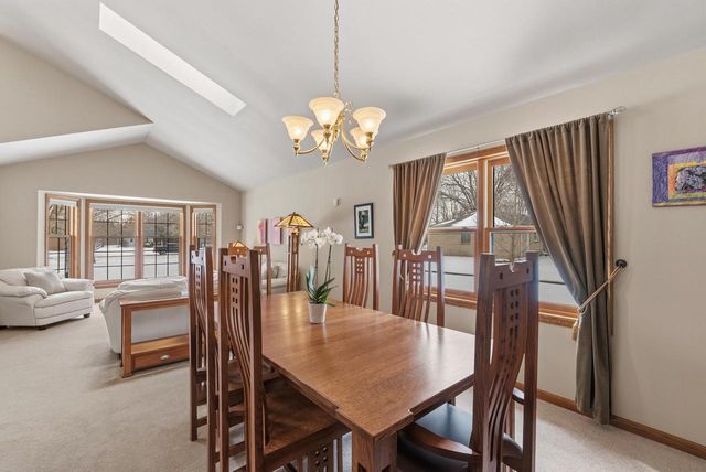 1414 W El Rancho DRIVE, Mequon, WI 53092