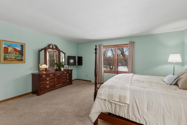 1414 W El Rancho DRIVE, Mequon, WI 53092