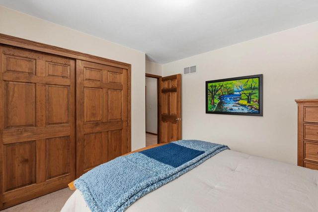 1414 W El Rancho DRIVE, Mequon, WI 53092