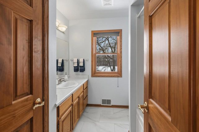 1414 W El Rancho DRIVE, Mequon, WI 53092