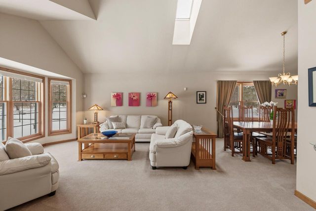 1414 W El Rancho DRIVE, Mequon, WI 53092