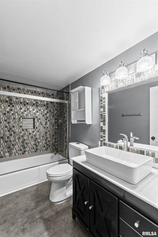 1453 W 41 Street, Davenport, IA 52806