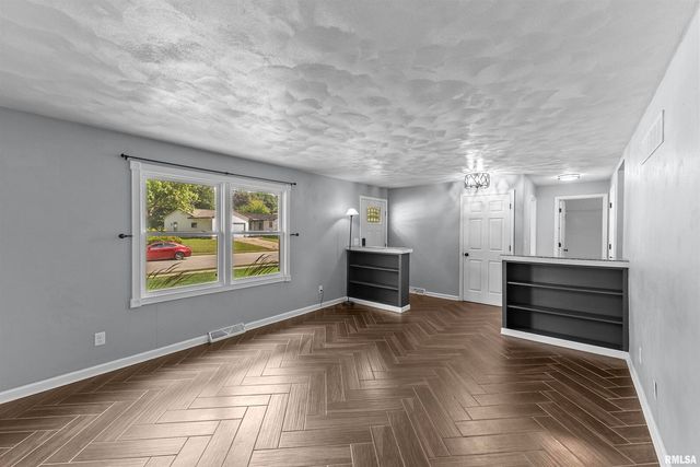 1453 W 41 Street, Davenport, IA 52806