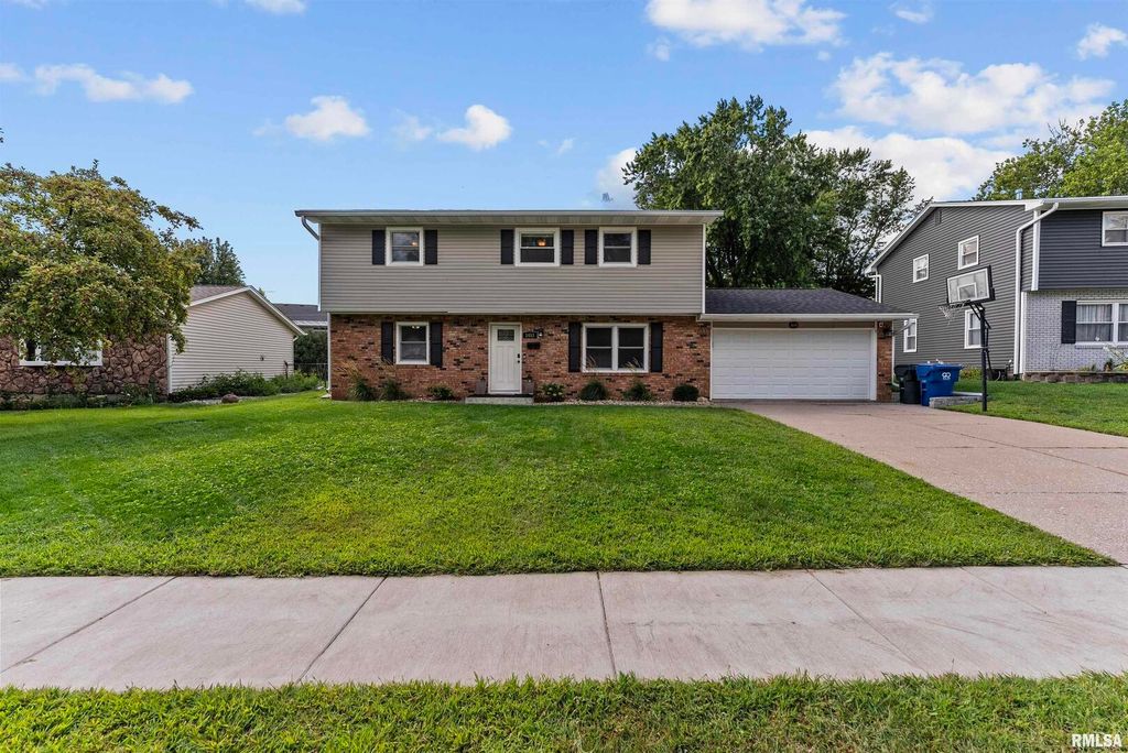 1453 W 41 Street, Davenport, IA 52806