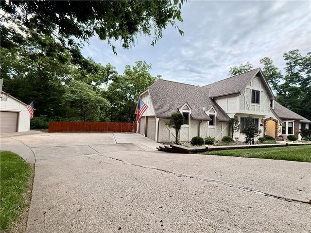 1911 NW Wildwood Court, Blue Springs, MO 64015