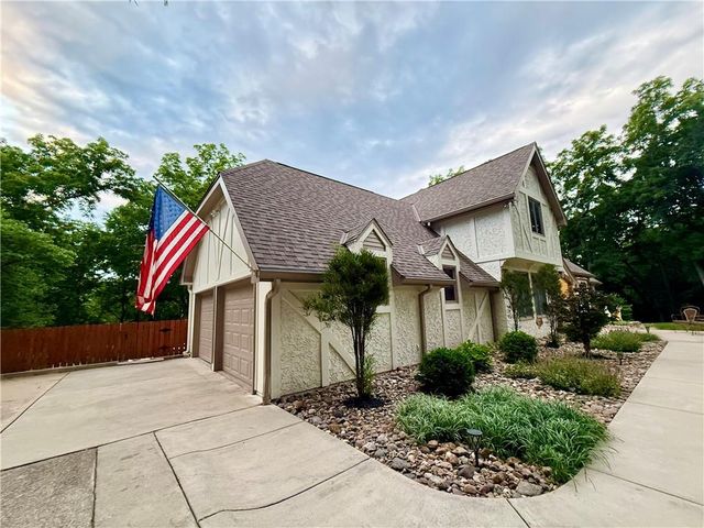 1911 NW Wildwood Court, Blue Springs, MO 64015