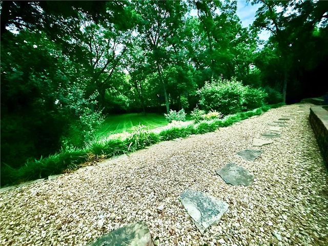 1911 NW Wildwood Court, Blue Springs, MO 64015