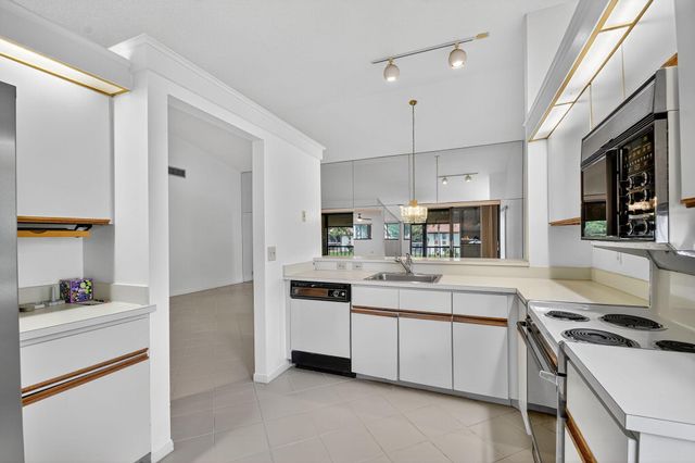 10631 Ocean Palm Way 202, Boynton Beach, FL 33437