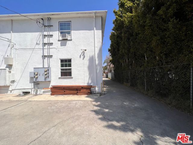 2333 S Garth Avenue, Los Angeles, CA 90034