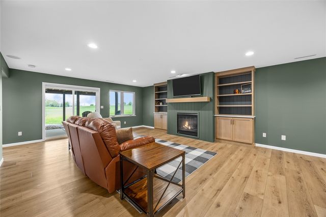3389 Stone Ct, Marion, IA 52302