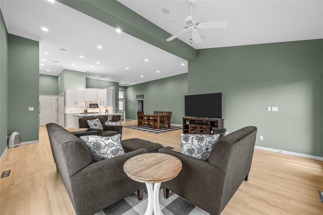 3389 Stone Ct, Marion, IA 52302