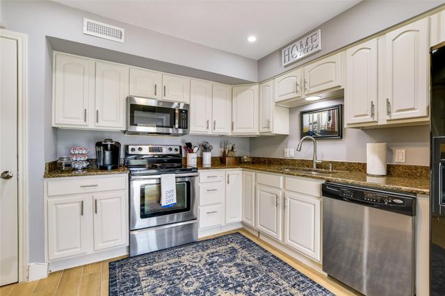 118 World Of Tennis SQ, Lakeway, TX 78738