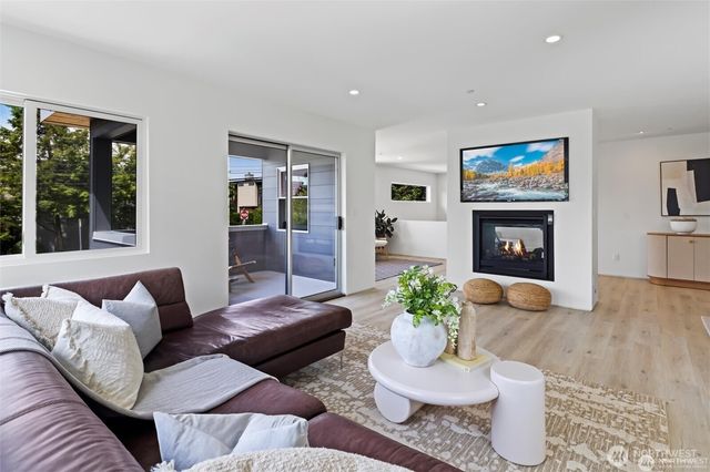 6304 Lakeview Drive, Kirkland, WA 98033