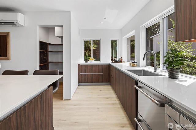 6304 Lakeview Drive, Kirkland, WA 98033