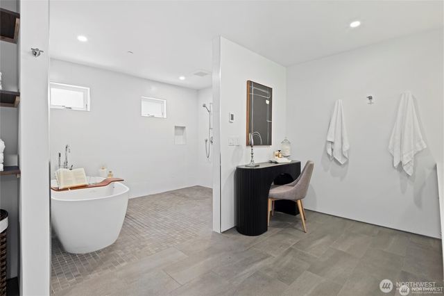 6304 Lakeview Drive, Kirkland, WA 98033