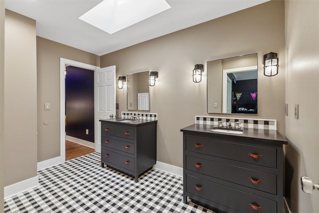 513 S 33rd Street, West Des Moines, IA 50265