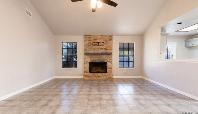 302 BAIN DR, Devine, TX 78016
