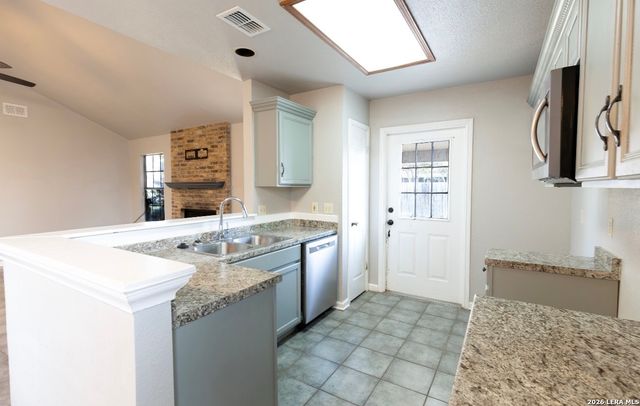 302 BAIN DR, Devine, TX 78016