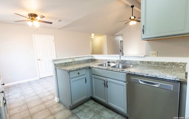 302 BAIN DR, Devine, TX 78016