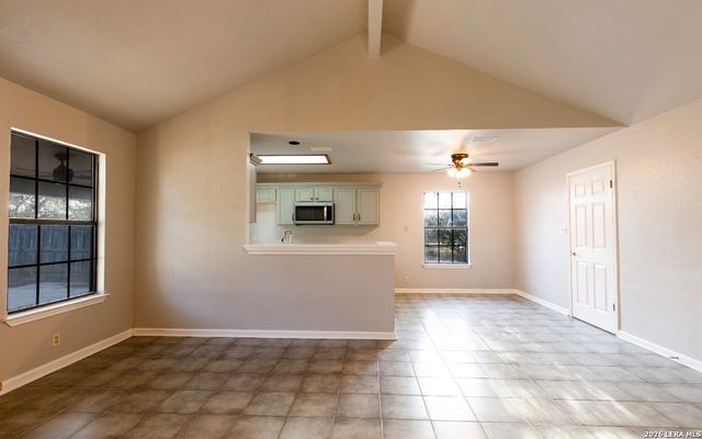 302 BAIN DR, Devine, TX 78016