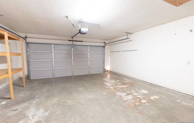 302 BAIN DR, Devine, TX 78016
